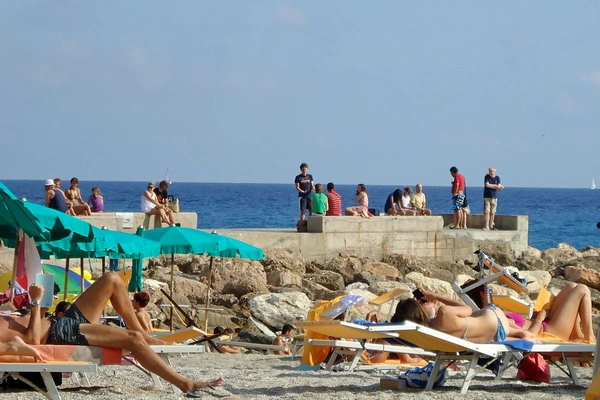 Spiaggia Varigotti, Liguria. Estiva, gente, mare