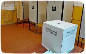 Seggio elettorale, cabine e urne per votare