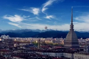 Panorama di Torino, con Mole Antonelliana e Mongolfiera. Alpi sullo sfondo.