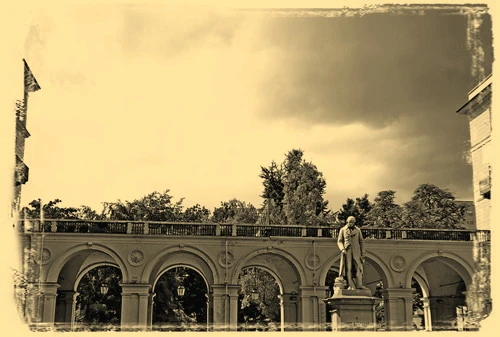 Portici di Torino e monumento. Piazza Lagrange