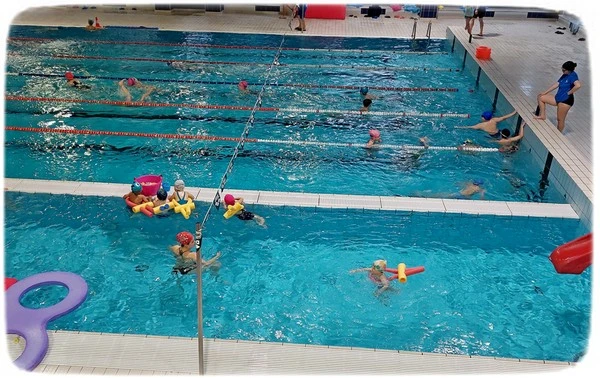 Piscina Sebastopoli a Torino, bambini in vasca per acquaticità