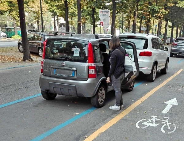 Torino, parcheggio su strisce blu. Automobili, pista ciclabile