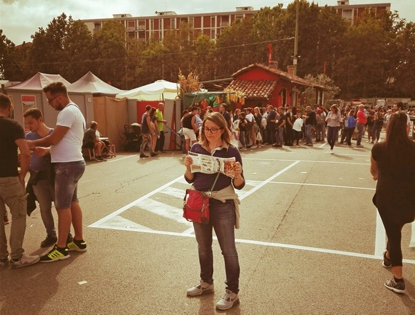 Festival delle Sagre di Asti. Donna guarda la mappa delle specialità