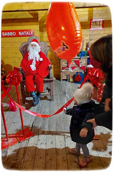 Rivoli, Villaggio di Babbo Natale. Bambina e mamma.