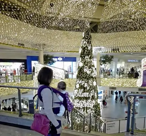 Natale, mamma e figlia al centro commerciale Le Gru